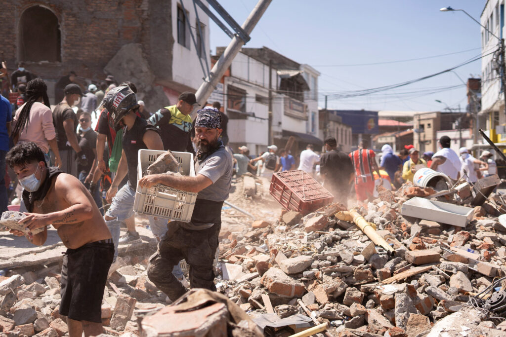 Terremoto de magnitud 7,4 sacude a Colombia y deja al menos 82 muertos
