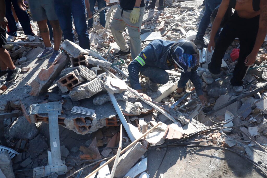 Sube a 111 la cifra de fallecidos por el sismo en Colombia: hay 87 heridos y 61 edificios colapsados